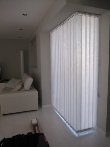 salon moderno cortinas verticales blancas